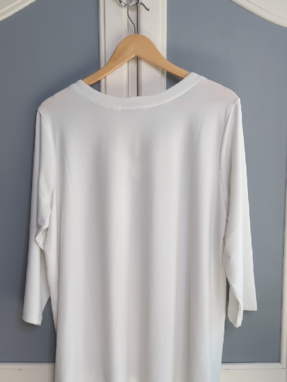 Classic White V-Neck Women's Top with Side Button Detail XLP - Picture 5 of 6